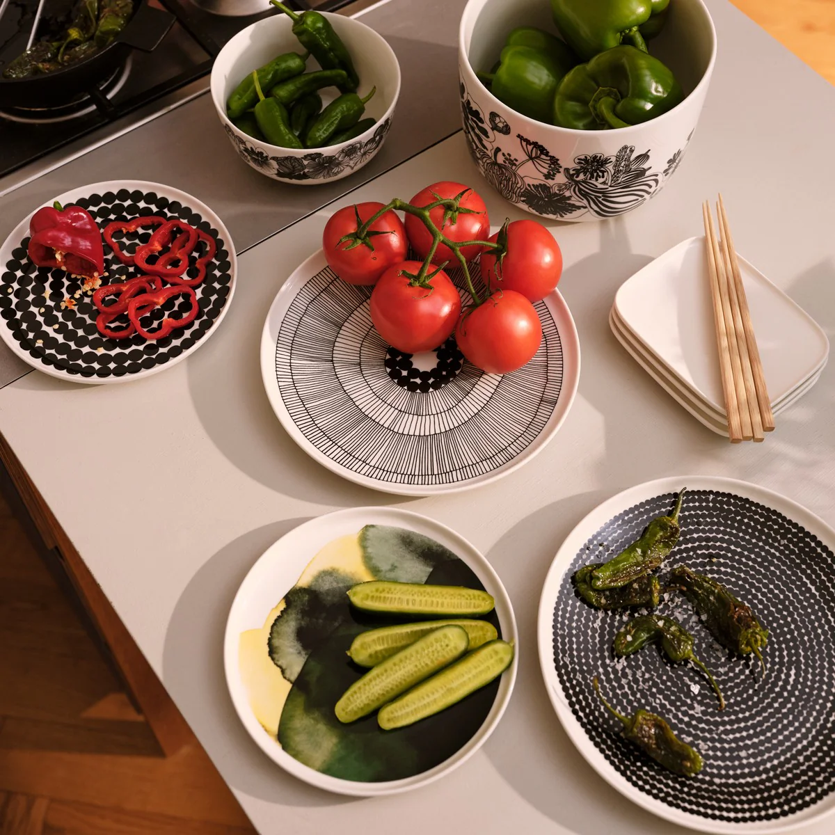 Marimekko Rasymatto Black / White Dinner Plate - Image 4