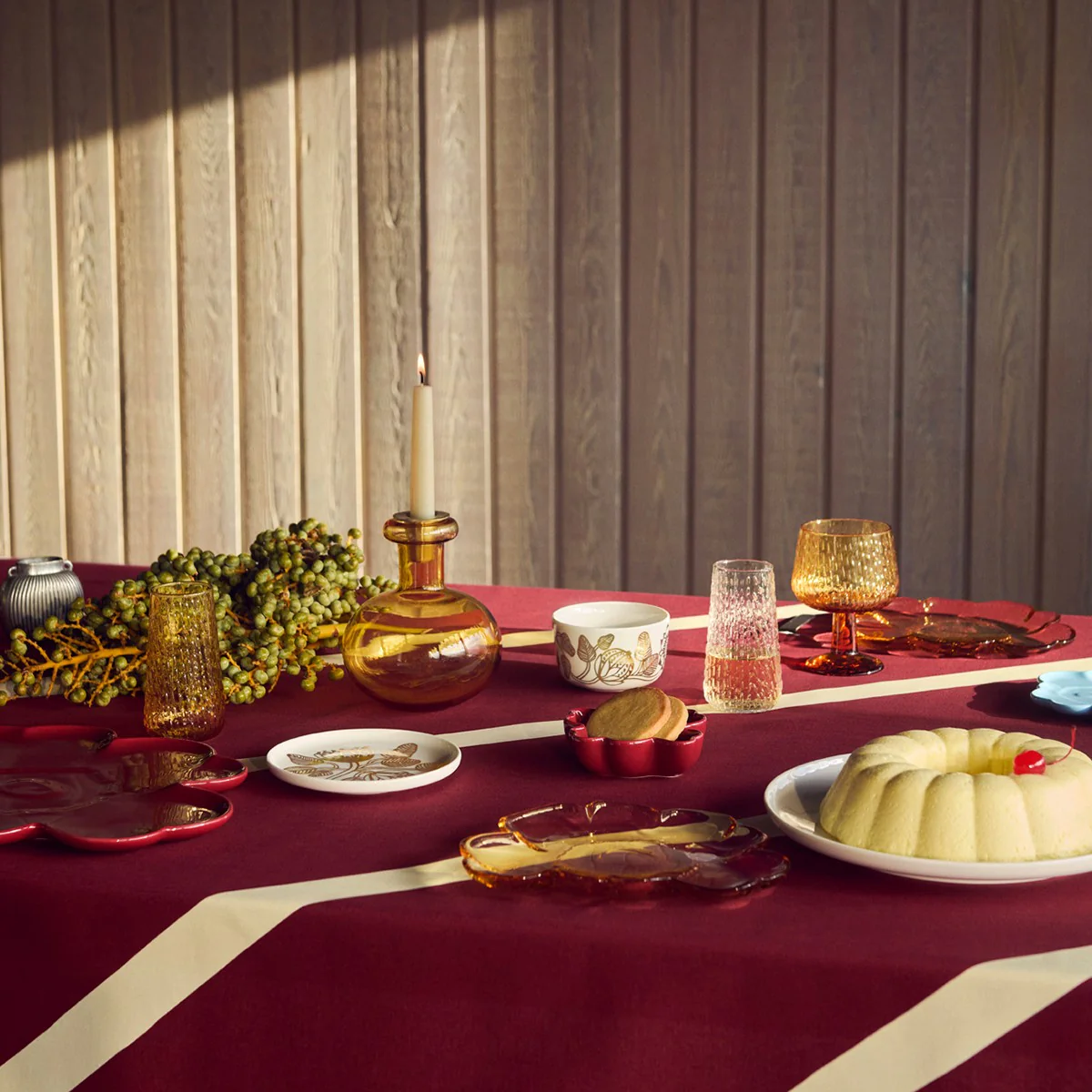 Marimekko Unikko Shape Amber Glass Plate - Image 3